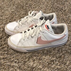 Nike Legacy Court women’s